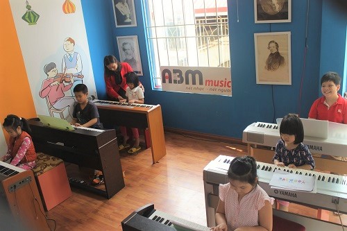 Lớp học đàn piano lớp cô Thúy Vân giảng dạy